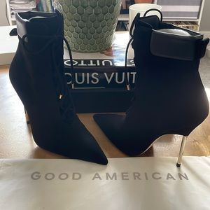 Brand new in box Good American booties